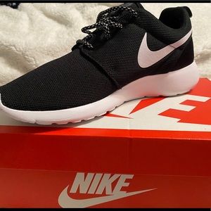 BRAND NEW NIKE ROSHE
